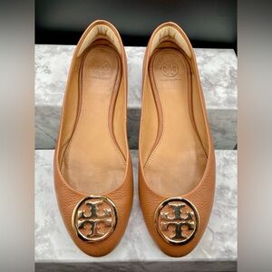 TORY BURCH Chelsea Ballet Flats in Pebbled Royal Tan Leather. Size 8